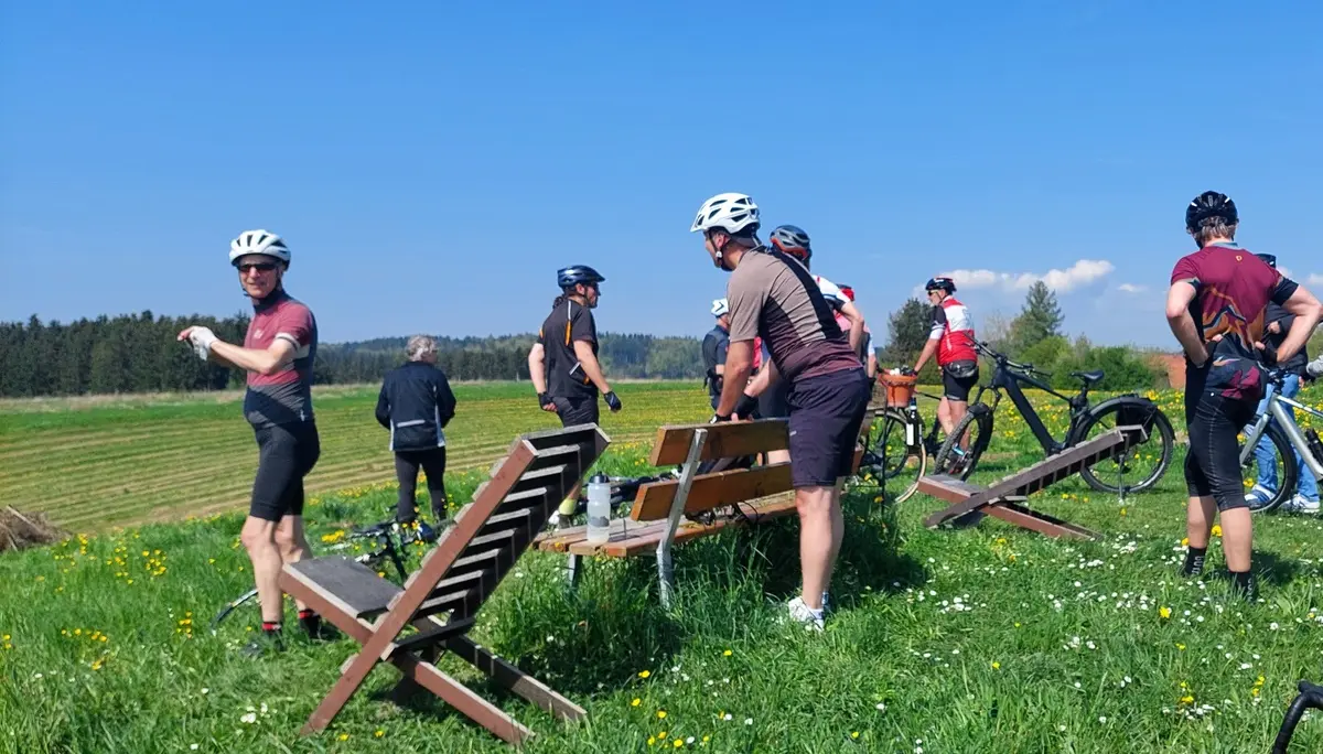 2026-04-18 Frühjahrstour an's Schwäbische Meer - Pause bei Laimnau | © Copyright: DAV Sektion Isny