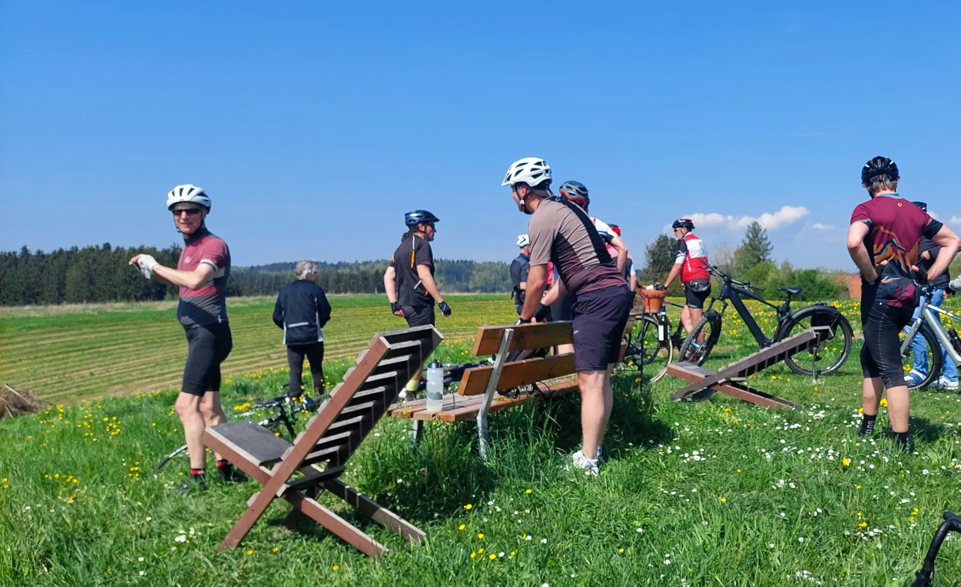 2026-04-18 Frühjahrstour an's Schwäbische Meer - Pause bei Laimnau | © Copyright: DAV Sektion Isny