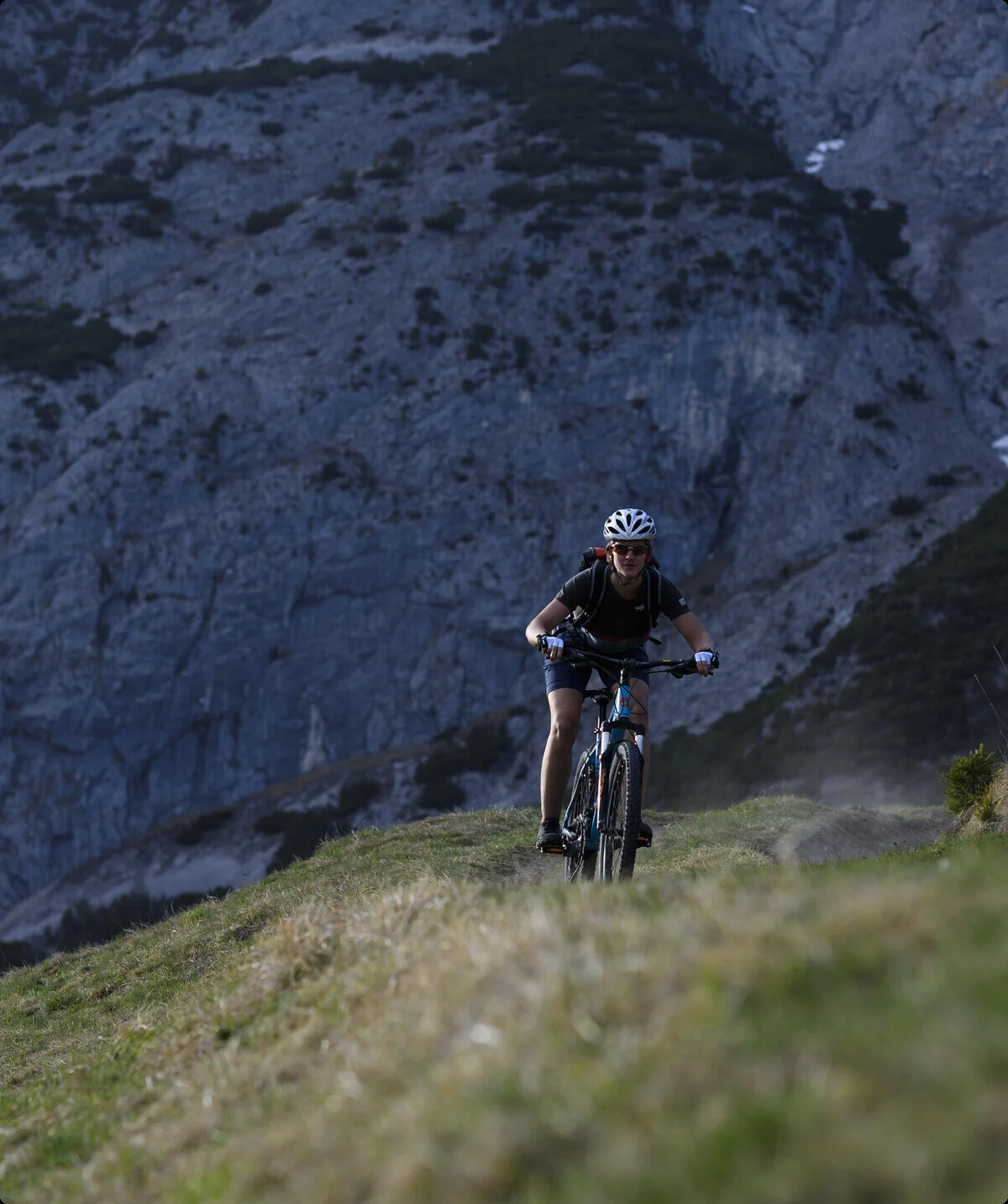 Zwei Mountainbiker fahren einen Trail in den Bergen hoch. | © DAV/Wolfgang Ehn
