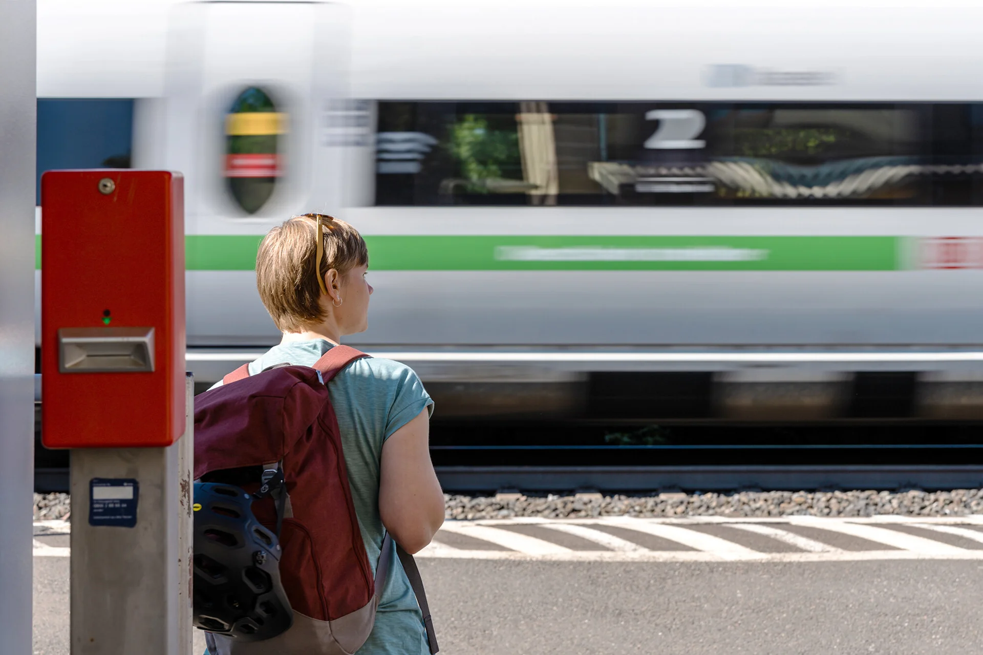 Mobil unterwegs: Eine Frau wartet am Bahnsteig auf den Zug | © DAV / Franz Güntner