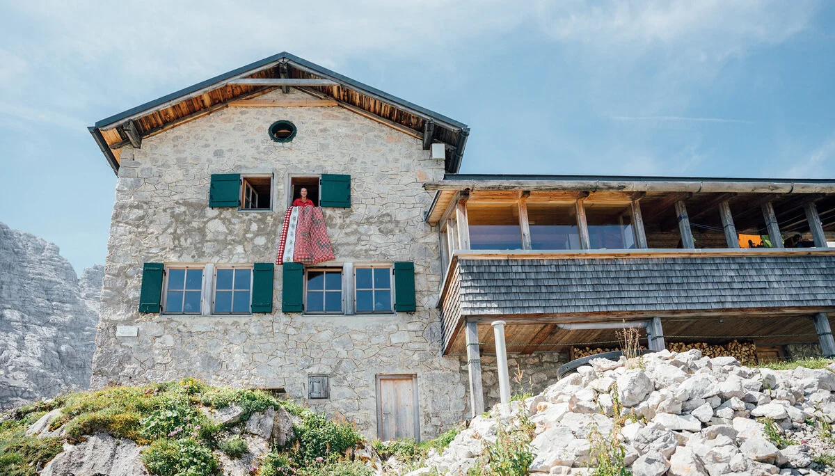 DAV-Berghütte aus Stein: Blick von unterhalb | © DAV / Julian Rohn